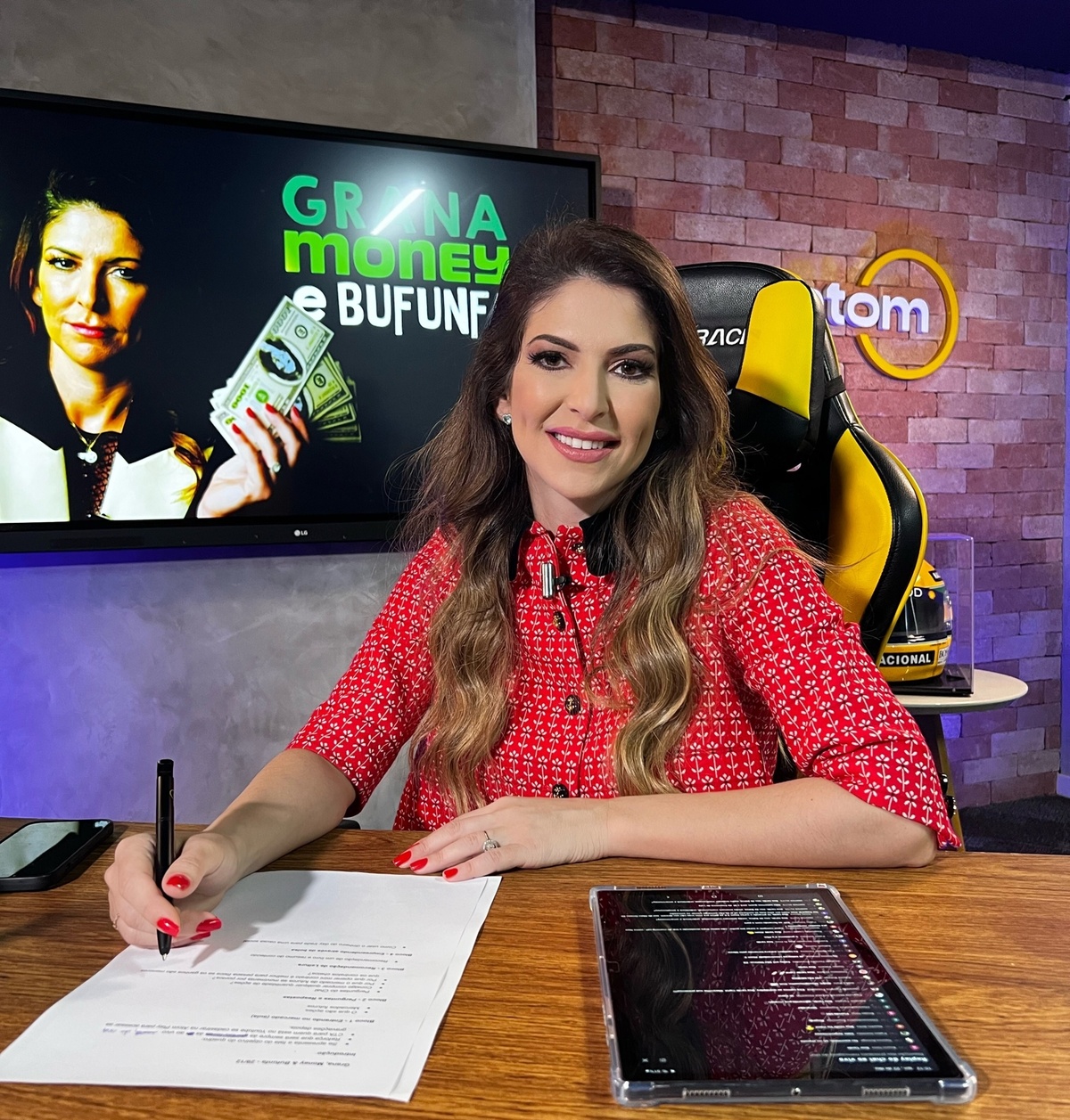 Carol Paiffer no cenário de "Grana, Money e Bufunfa"