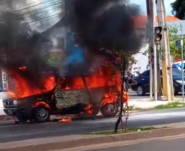 Carro pega fogo em Timon