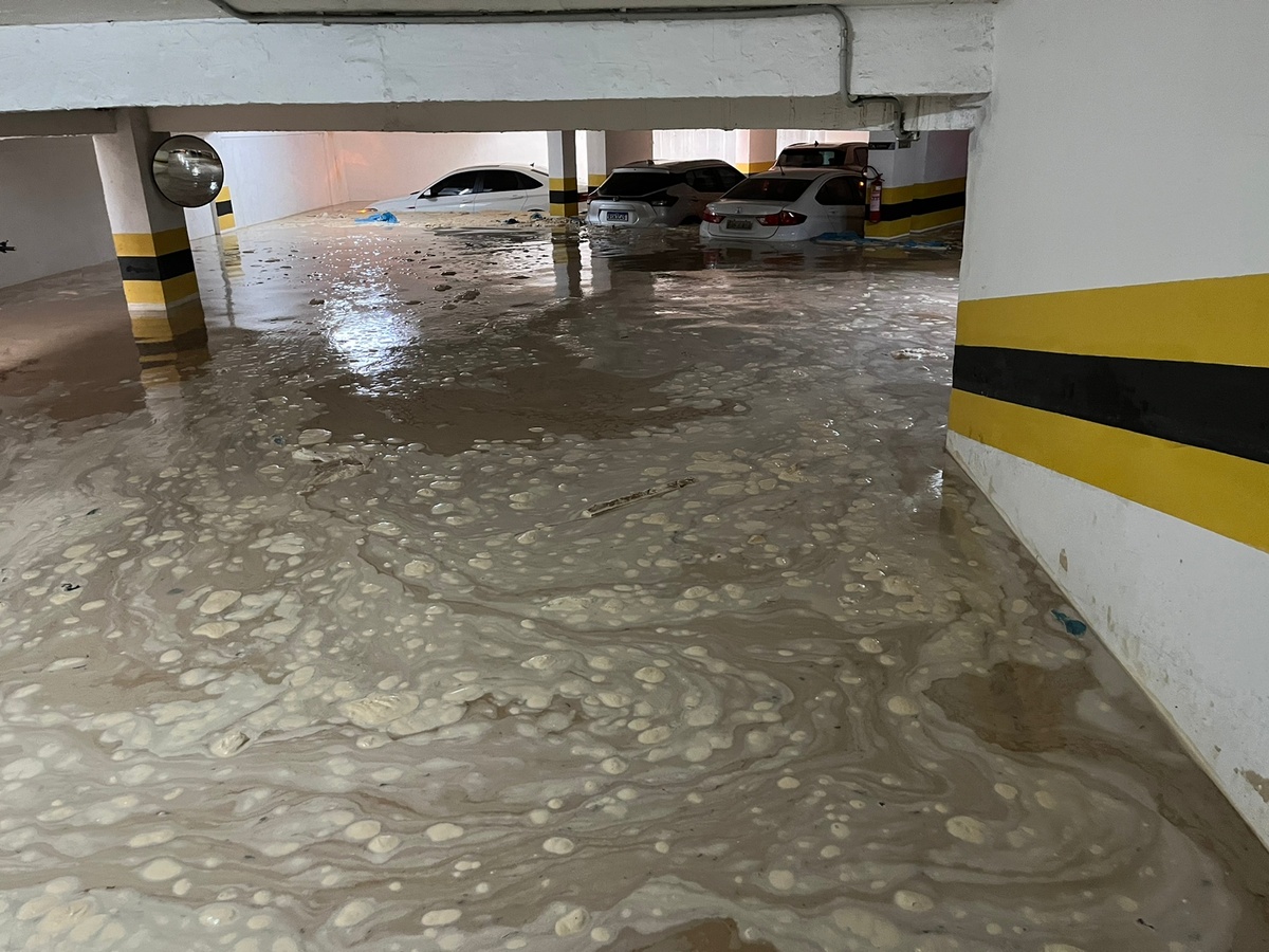 Carros ficaram submersos com tanta água