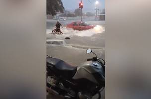 Chuva alaga ruas e avenidas de Parnaíba nesta quarta-feira (Foto: Reprodução)