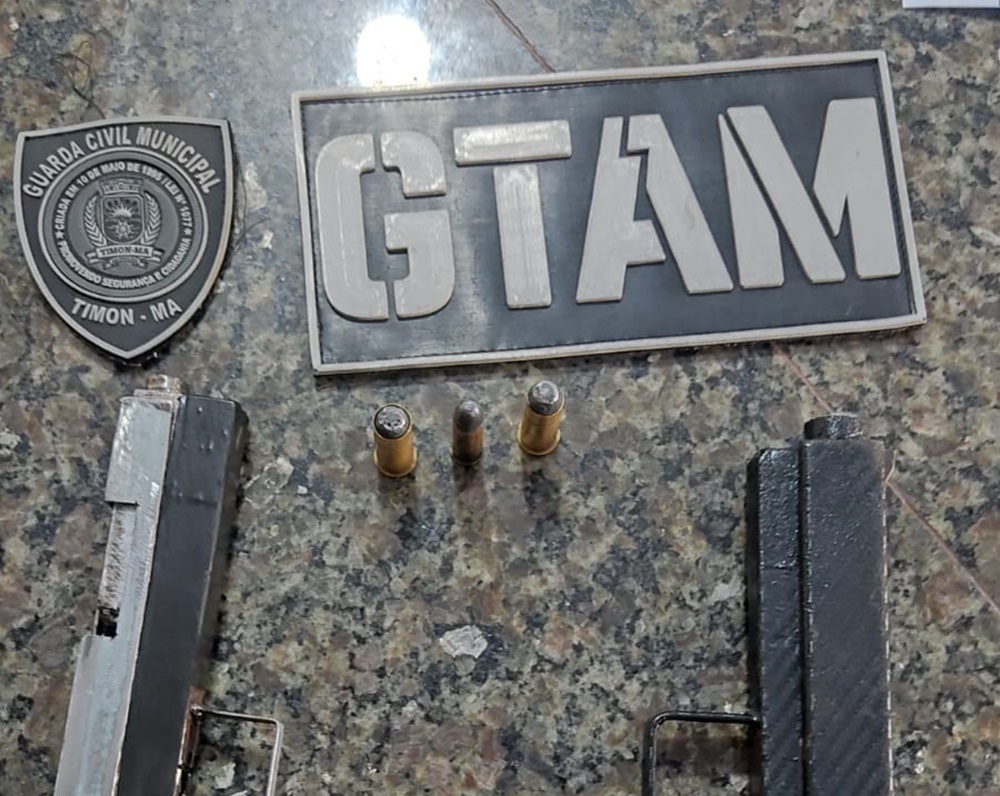 Dois homens com armas caseiras são presos dentro de padaria