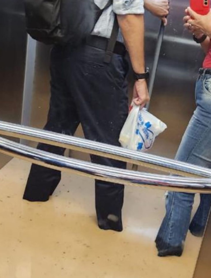 Elevador inundado com moradores