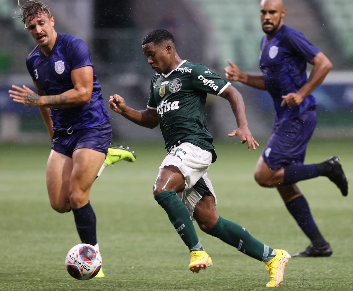 Endrick sofreu pênalti no início do primeiro tempo
