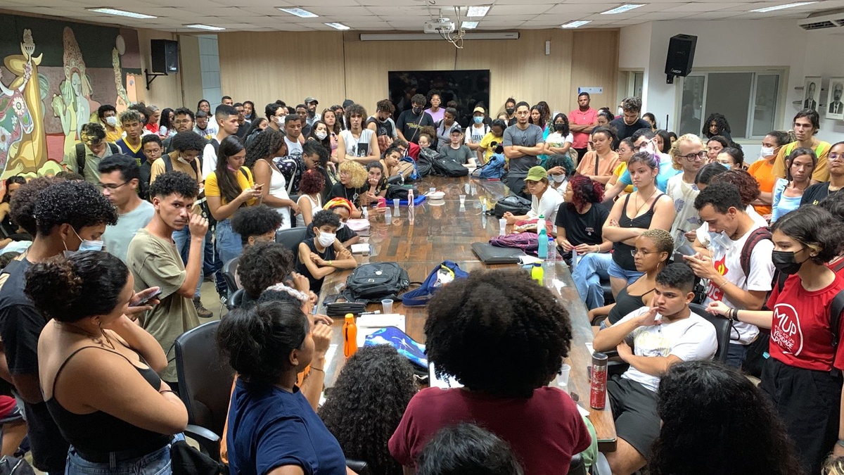Estudantes da UFPI reunidos com a reitoria