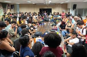 Estudantes da UFPI reunidos com a reitoria (Foto: Pedro Melo)