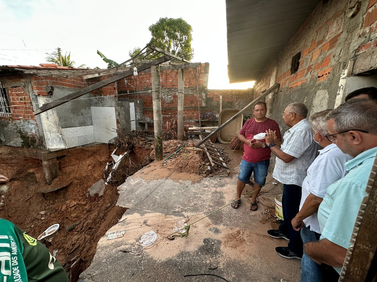Família são removidas de casas depois de formação de cratera na zona Norte