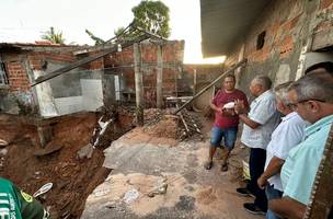 Família são removidas de casas depois de formação de cratera na zona Norte (Foto: Foto divulgação)