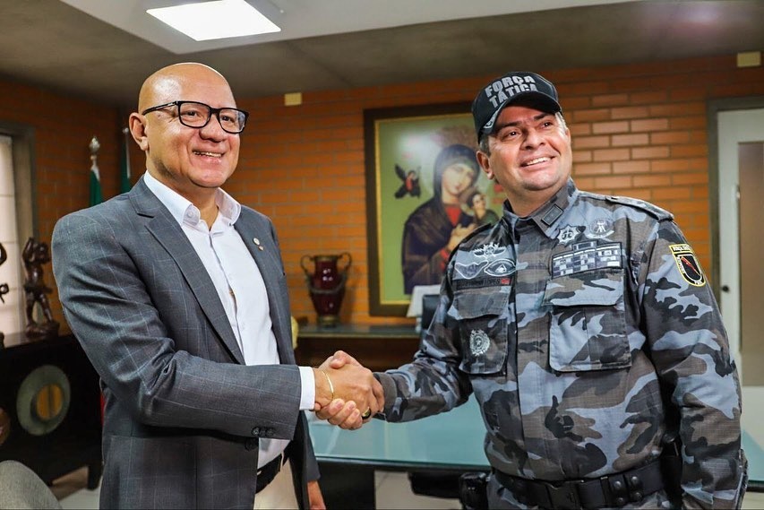 Franzé Silva e o comandante-geral da Polícia Militar, coronel Scheiwann Lopes