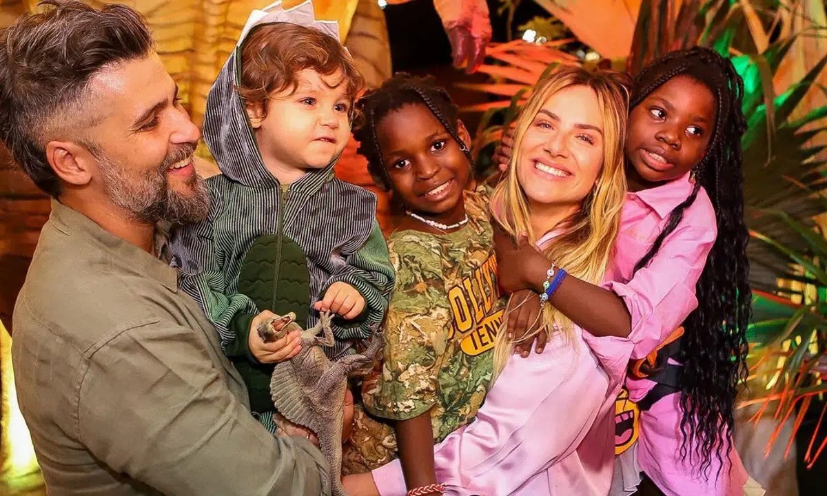 Giovanna Ewbank e Bruno Gagliasso com os filhos