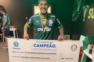 Gustavo Gómez recebe premiação da Conmebol ao Palmeiras (Foto: Reprodução)
