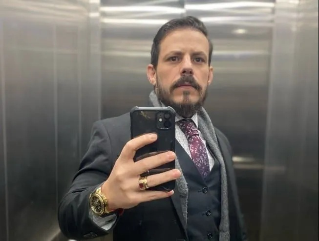 Leandro Mathias é advogado e influencer armamentista no TikTok