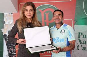 Leila Pereira, presidente do Palmeiras, presta homenagem para Dudu (Foto: Fabio Menotti/ Palmeiras)