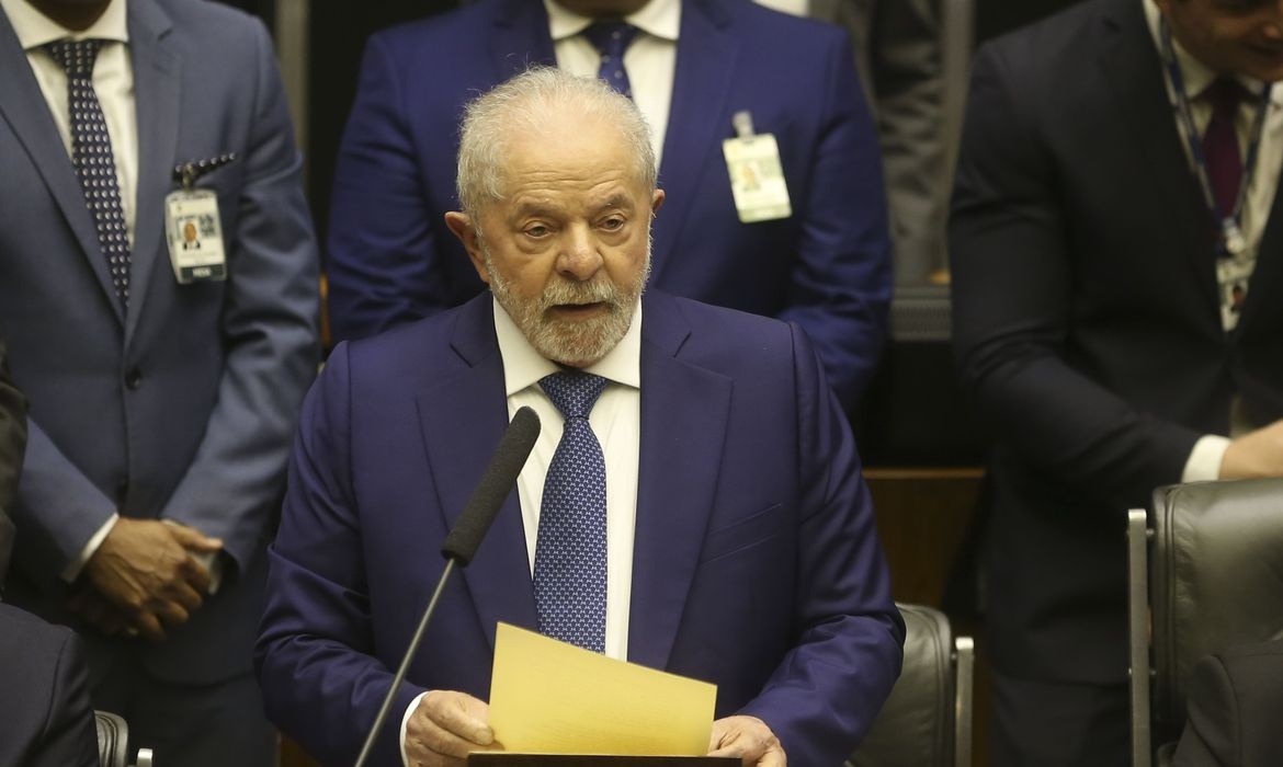 Lula assina 52 decretos e 4 Medidas Provisórias