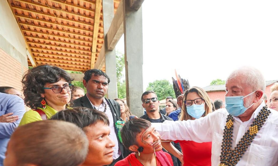 Lula em visita ao Território Yanomami