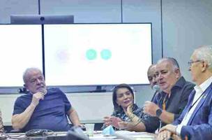 Lula se reúne com sindicalistas para tratar de reajuste do salário mínimo (Foto: Divulgação/Cláudio Kbene)