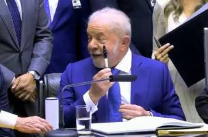 Lula segurando a caneta durante posse (Foto: Reprodução)