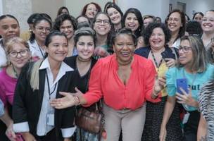 Margareth Menezes faz ato simbólico para celebrar volta oficial do Ministério da Cultura (Foto: Filipe Araújo)