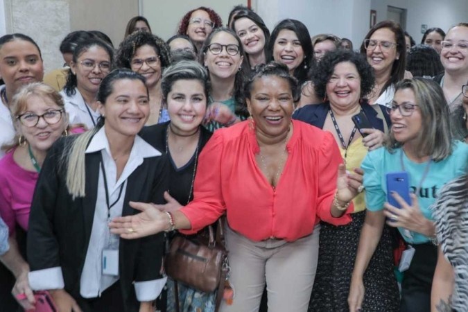 Margareth Menezes faz ato simbólico para celebrar volta oficial do Ministério da Cultura
