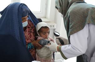 Médica atendendo no Afeganistão (Foto: Lynzy Billing/MSF)