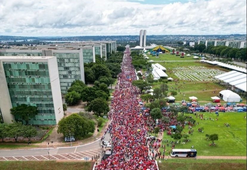 Milhares de pessoas se reúnem em Brasília para acompanhar posse de Lula