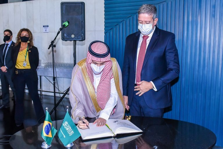 Ministro das Relações Exteriores da Arábia Saudita em visita à Câmara em 2021