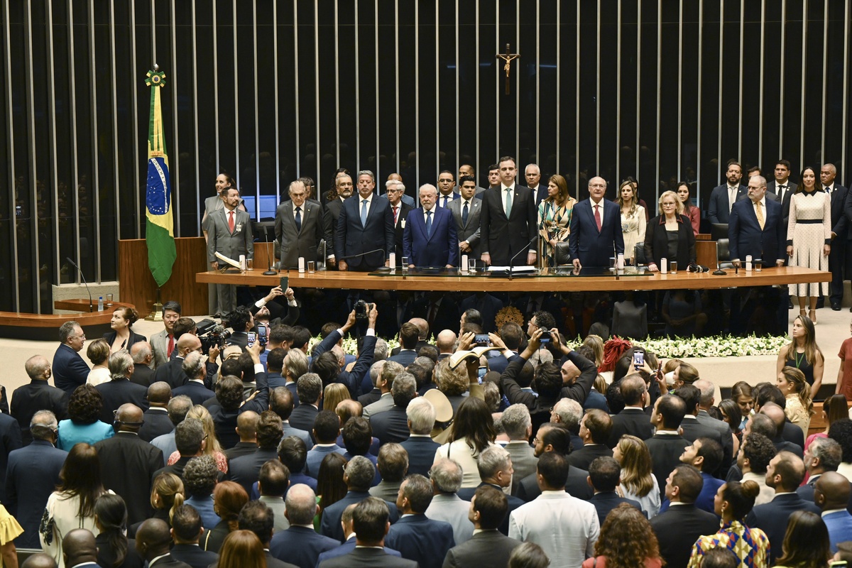 Minuto de silêncio em homenagem a Pelé e Bento XVI