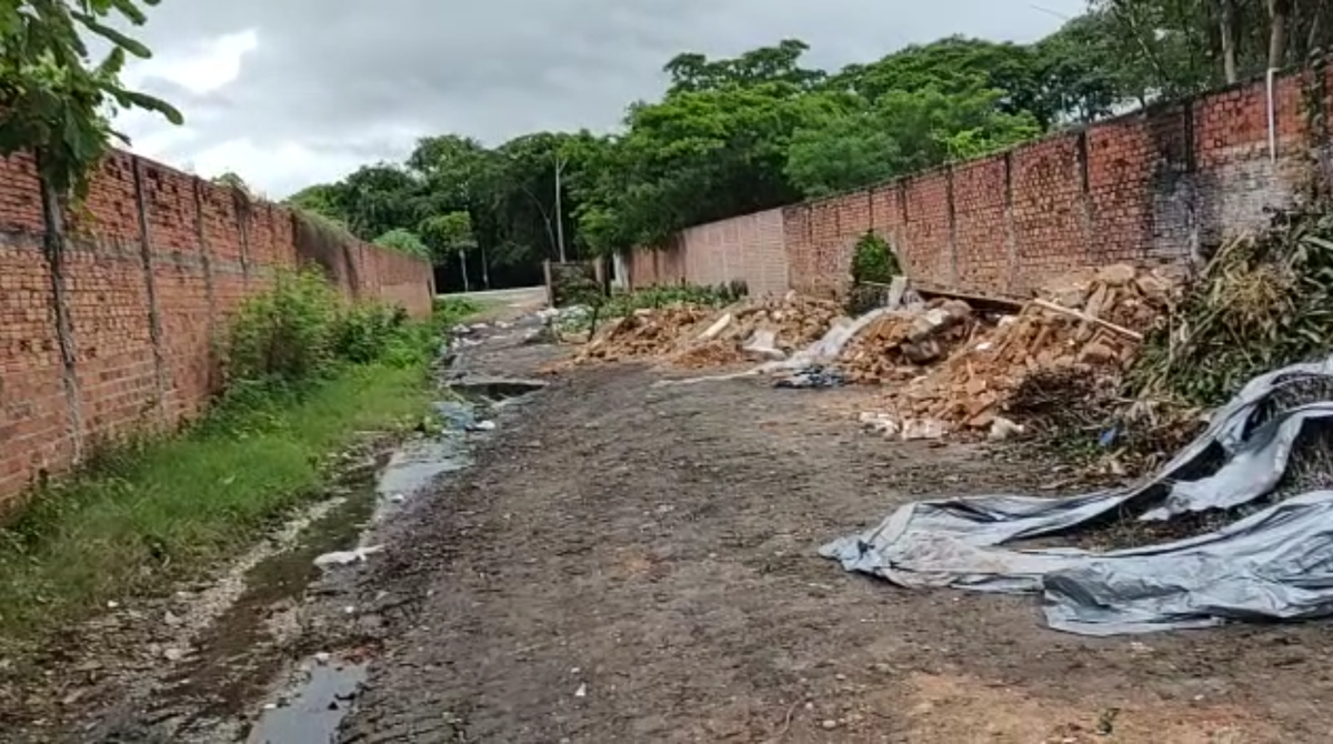 Moradores jogam lixo nas ruas em Teresina