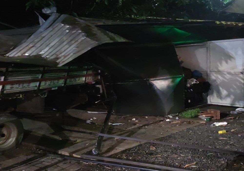 Motorista perde controle de veículo e invade bar na Marechal Castelo Branco