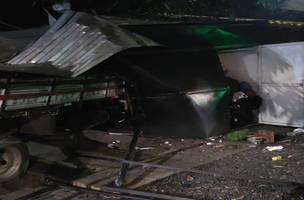 Motorista perde controle de veículo e invade bar na Marechal Castelo Branco (Foto: Reprodução/redes sociais)
