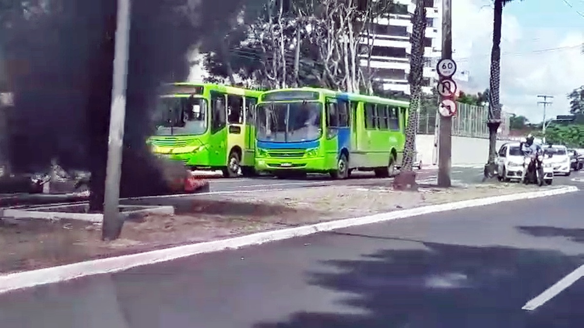 Motoristas de ônibus fecham avenida e queimam pneus em frente a câmara de vereadores