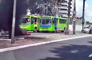 Motoristas de ônibus fecham avenida e queimam pneus em frente a câmara de vereadores (Foto: Reprodução)