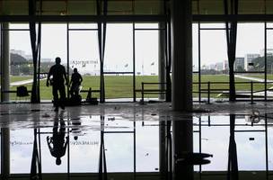 Móveis e janelas danificadas no Senado Federal (Foto: Marcelo Camargo/Agência Brasil)