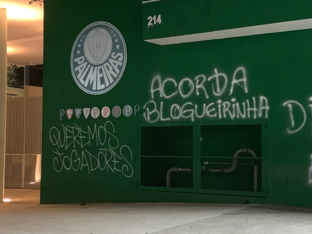 Muros pichados na sede do Palmeiras