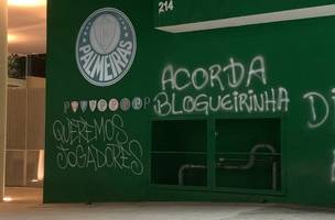 Muros pichados na sede do Palmeiras (Foto: Henrique Toth)