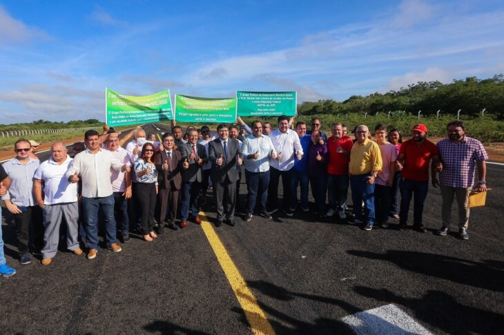 Na recepção poucos moradores de Piripiri. A maioria são políticos de Teresina que acompanham o governador