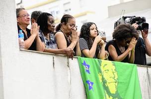 O cortejo passou em frente a casa da mãe do ex-jogador (Foto: Marcos Ribolli/Ge)