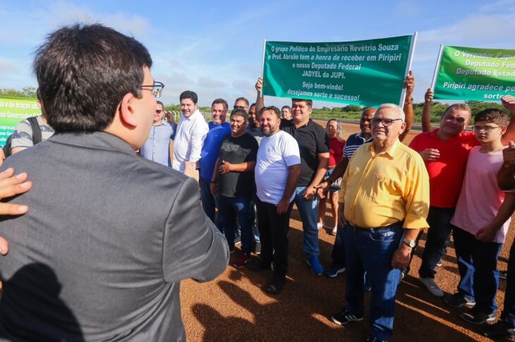 O governador diante de políticos e curiosos na pista por ele inaugurada