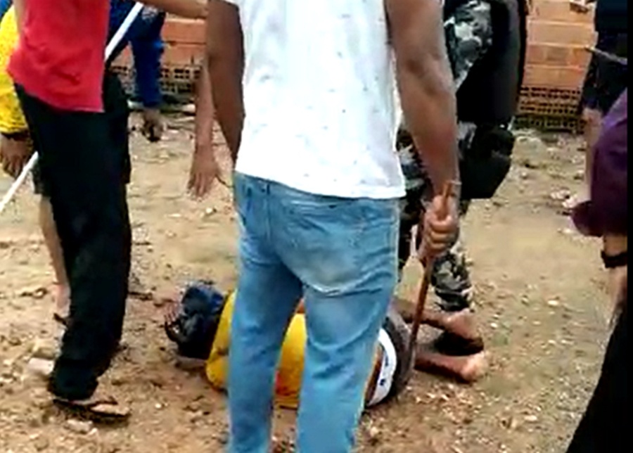 O homem, caído no chão, recebeu pontapés e pauladas