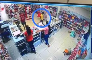 O suspeito faz um refém dentro de uma farmácia (Foto: Reprodução/redes sociais)