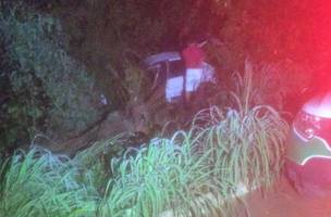 O veículo perdeu o controle ao passar por  trecho com pavimento irregular (Foto: Canal 121)