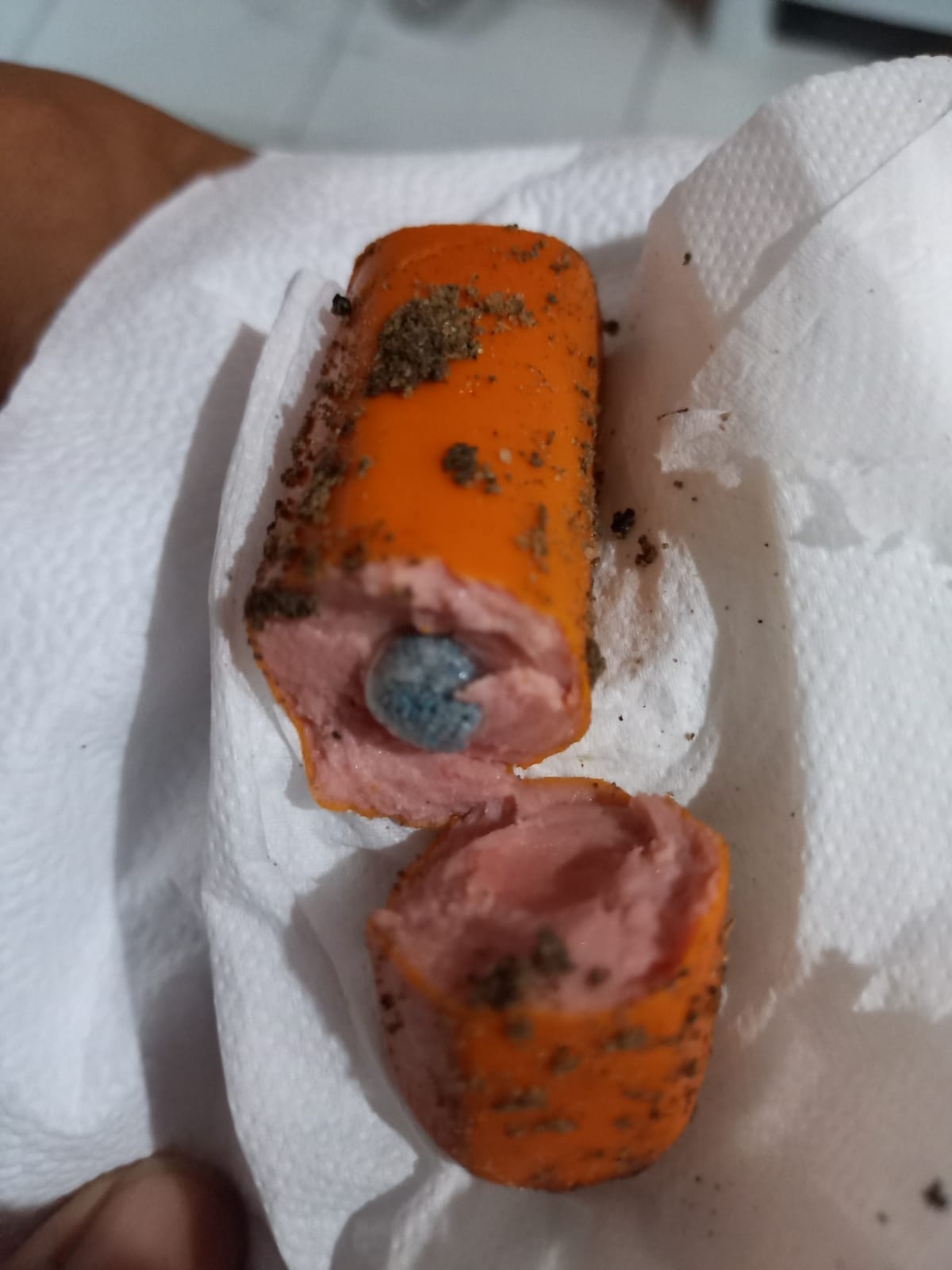 O veneno é colocado dentro de comida