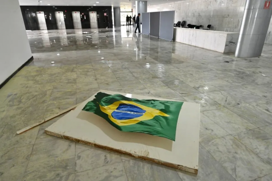 Obra "Bandeira do Brasil" de Jorge Eduardo, de 1995