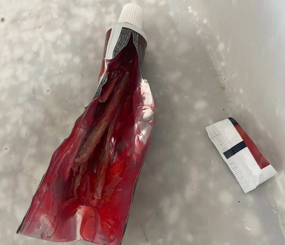 Os itens estavam escondidos dentro de um tubo de creme dental