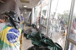 Os manifestantes invadiram também o Palácio do Planalto, chegando inclusive ao ao terceiro andar (Foto: Portal AZ)