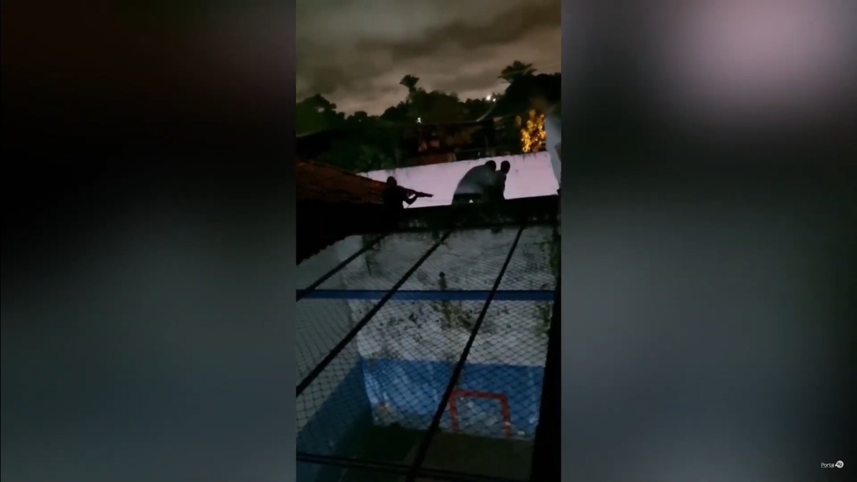 Os policiais de plantão no momento conseguiram impedir a fuga
