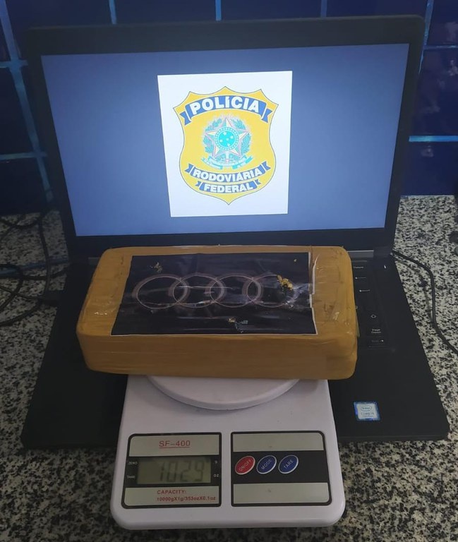 Polícia Rodoviária Federal apreende um invólucro contendo 1,0 Kg de cocaína na cabine do motorista de ônibus