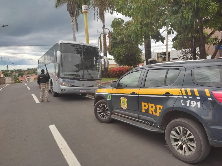 PRF flagra ônibus adulterado em Bom Jesus