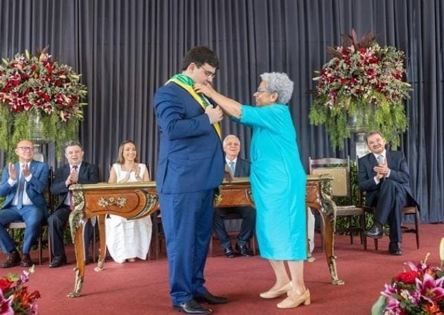 Rafael Fonteles recebe faixa governamental