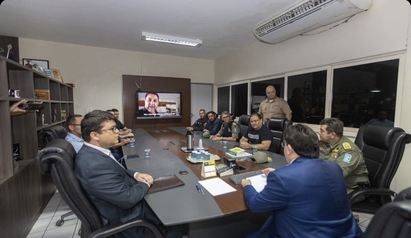Rafael Fonteles reunido com seu secretariado no Karnak