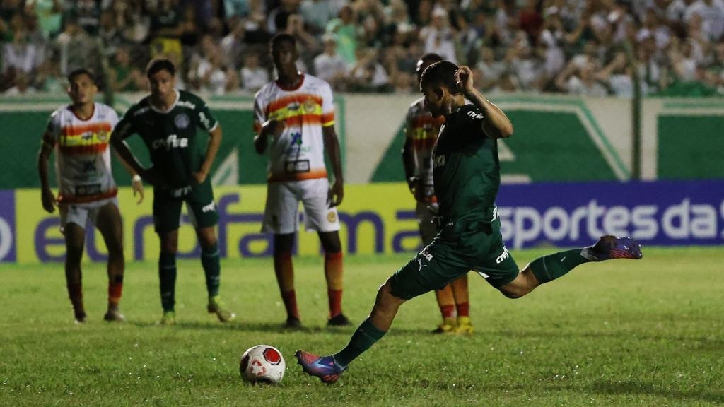 Ruan Ribeiro cobra pênalti para fazer o segundo do Verdão no jogo
